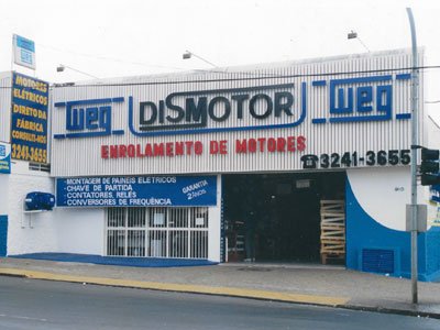 Equipe Dismotor celebrando certificação