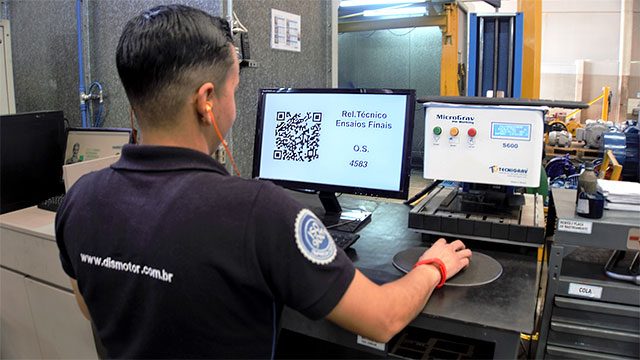 Equipe técnica Dismotor em diagnóstico com padrão de qualidade