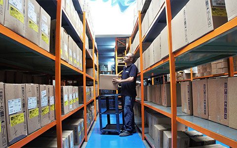 Galpão de distribuição Dismotor com estoque WEG